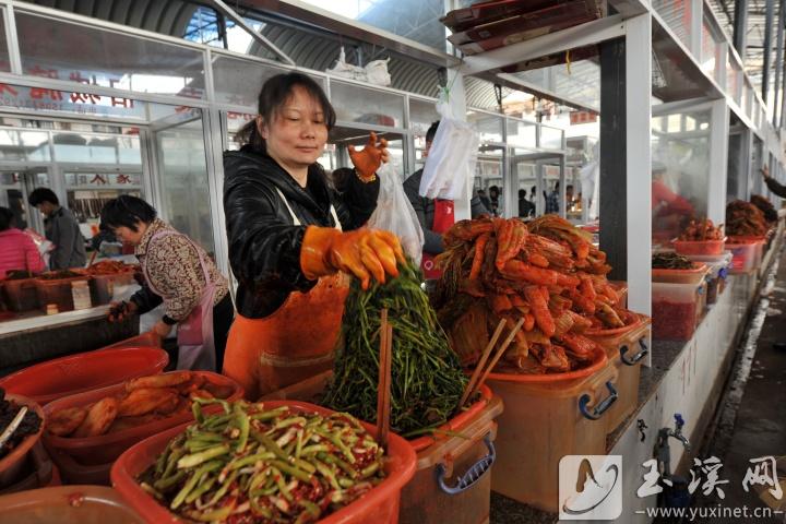 在菜市場(chǎng)里遠(yuǎn)遠(yuǎn)就能聞到新平腌菜酸辣爽的味道。