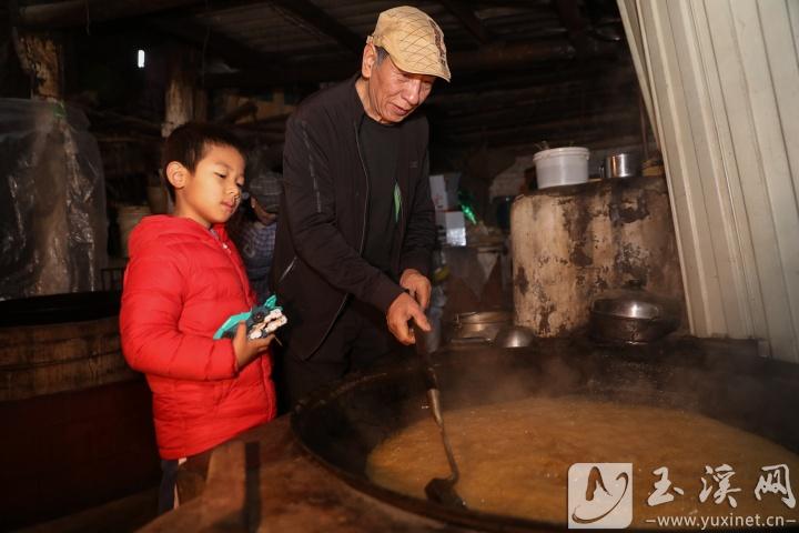 李貴和孫子分享“白糖”制作技藝和祭灶的民間傳說。