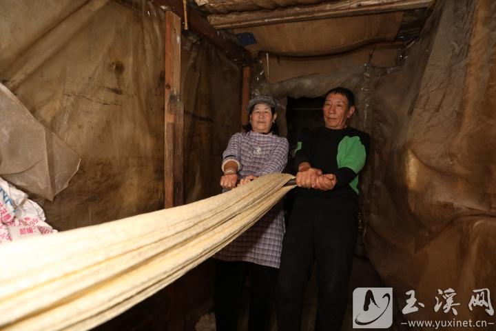 飴糖的色澤由黃變白、由軟變硬，最終變成了香甜的“白糖”。