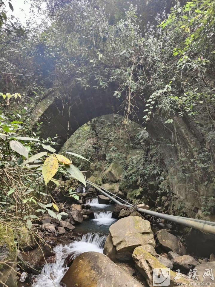 哀牢古道上橫跨金廠河的鎮(zhèn)安大橋。