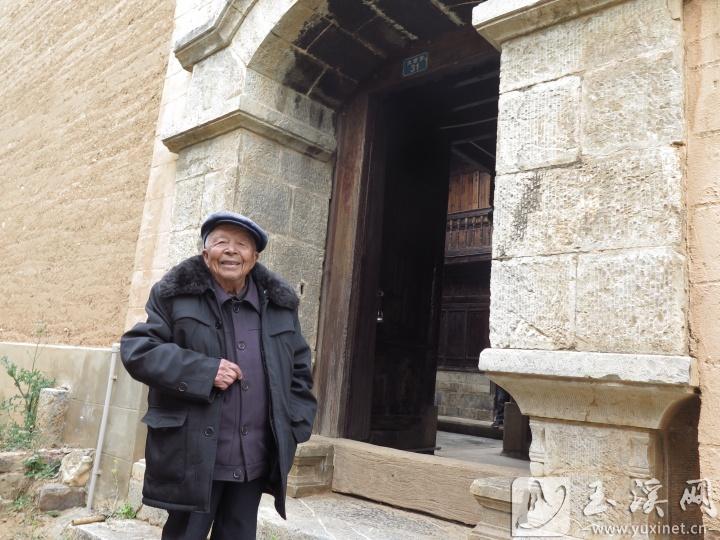 今年88歲的方學(xué)元老人講述茂廬的歷史。