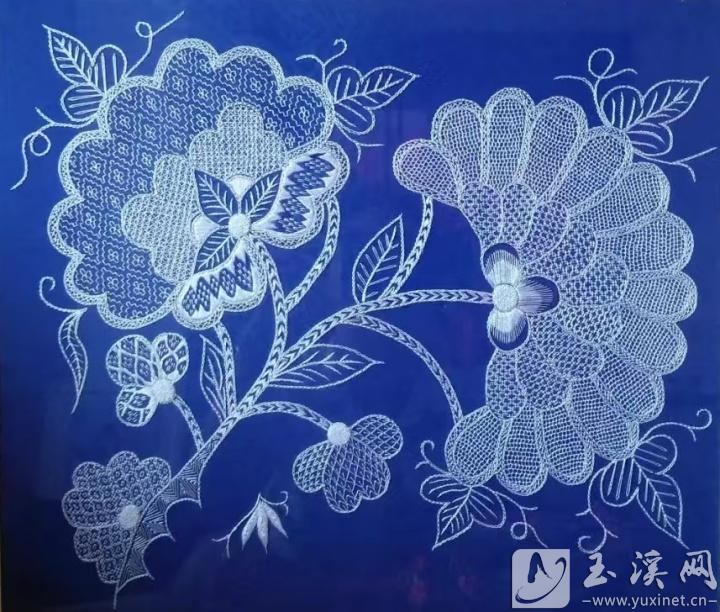 李世美刺繡作品《荷與魚》。