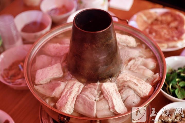 將蔬菜和肉類分層放于鍋中，再用高湯煮制，美味可口。 記者 沈陽 攝