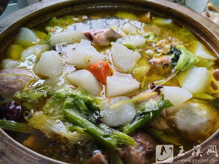 大鍋菜是江川當?shù)氐囊坏纻鹘y(tǒng)菜肴，食材多樣、味道醇厚。 記者 鄧星瑞 攝