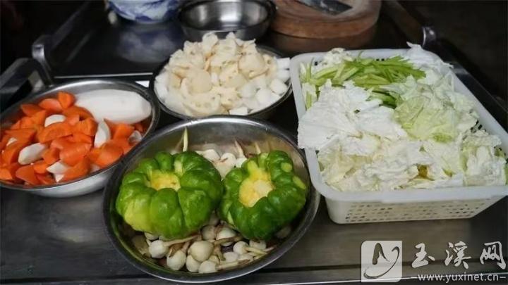 新鮮的食材是江川大鍋菜好吃的關鍵。 通訊員 李丹 攝
