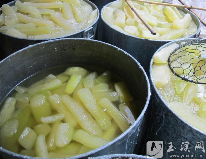 用糖糟瓜，把糖分充分滲入冬瓜中。(資料圖)