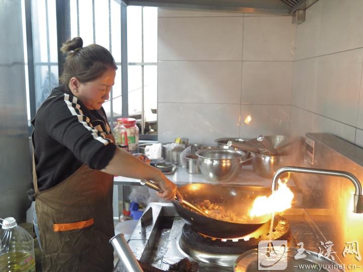 法曉芬親自掌勺。