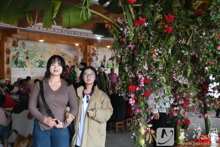 換下彝族盛裝之后的施晨彥（左）。