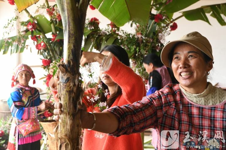 易成英（右）親自裝扮女兒的花棚。