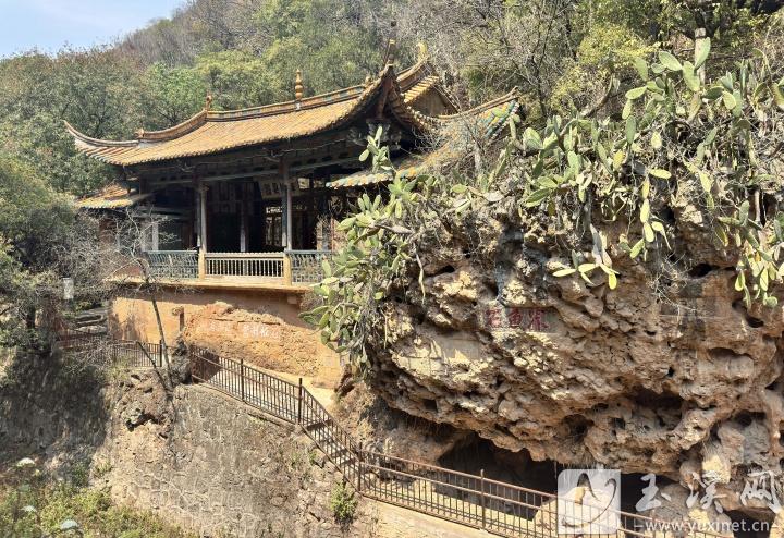 界魚石是當(dāng)?shù)刂淖匀痪坝^，很多文人雅士在此留下墨寶。