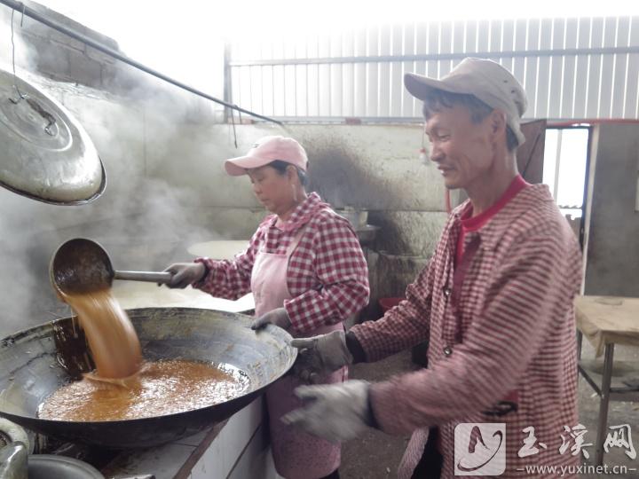 用土法熬糖的周建光夫婦。