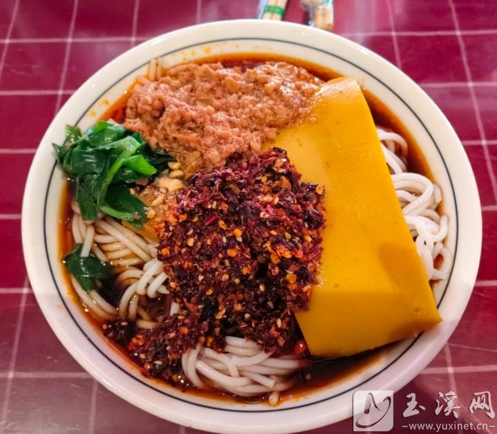 高龍?zhí)稕雒拙€店的涼米線色香味俱全。
