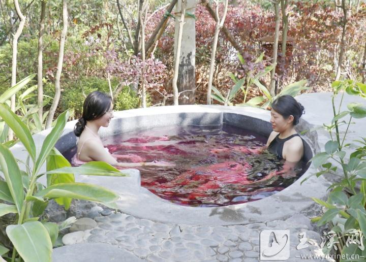 游客泡溫泉享受愜意時(shí)光。