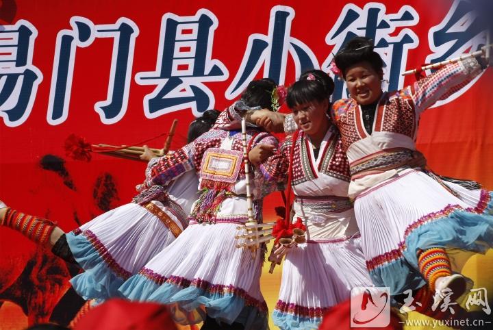 高難度的蘆笙舞。本報記者 蔣躍 攝