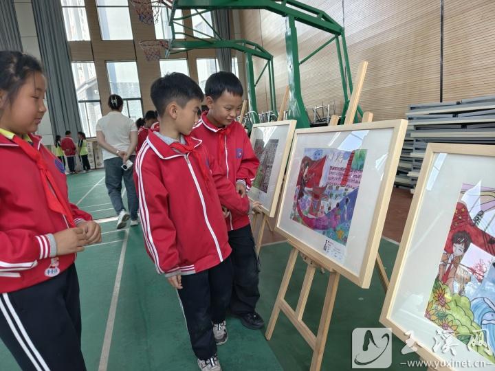學(xué)生駐足觀賞展覽。