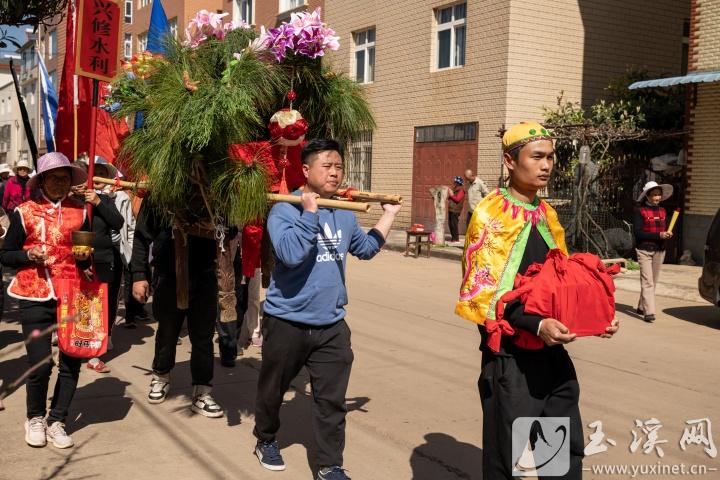 村民手捧土主印走在巡游隊(duì)伍前面。