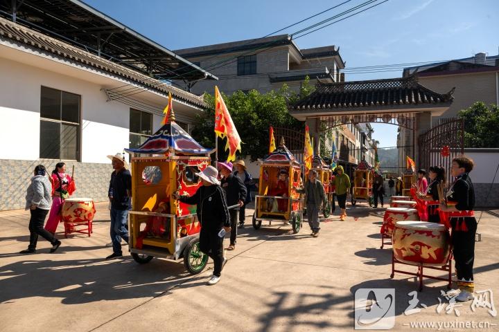 土主、祖師像到達(dá)宋官公房，村民敲鑼打鼓迎接。