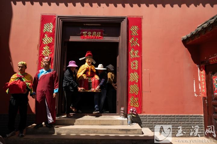 土主、祖師像先后被村民抬出土主廟。