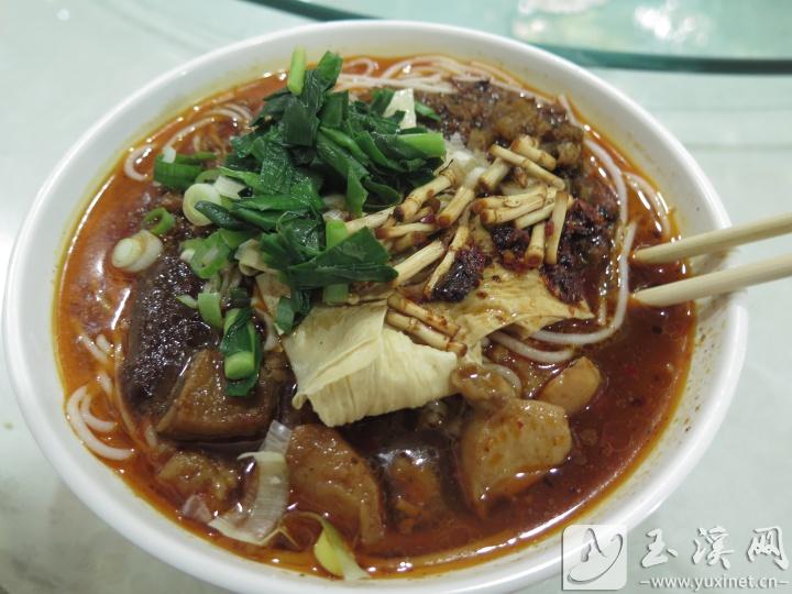 桑園飯店七元一碗風味獨到的米線。