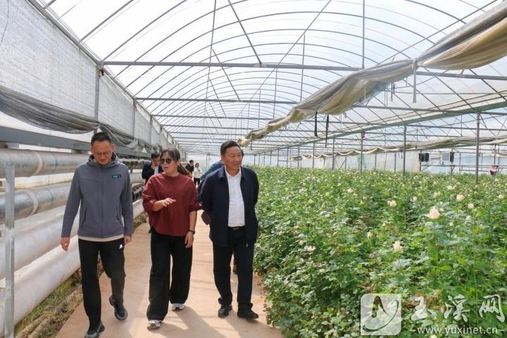 深入企業(yè)進行訪企拓崗調研。