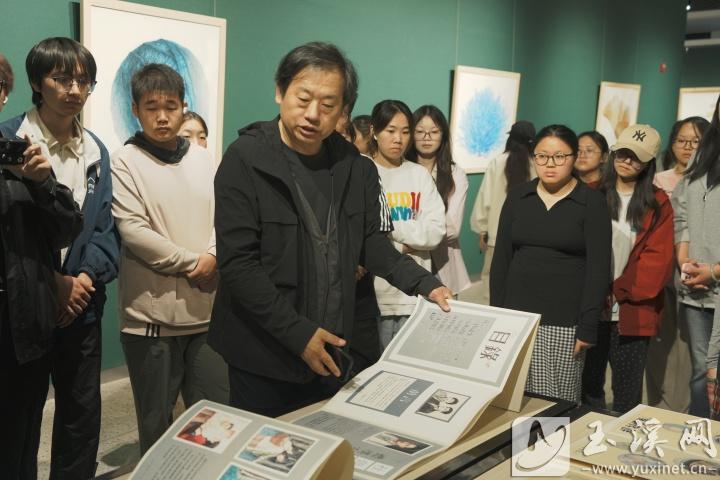 中央美術學院教授、博士生導師蘇海江在講解精微素描的創(chuàng)作理念。