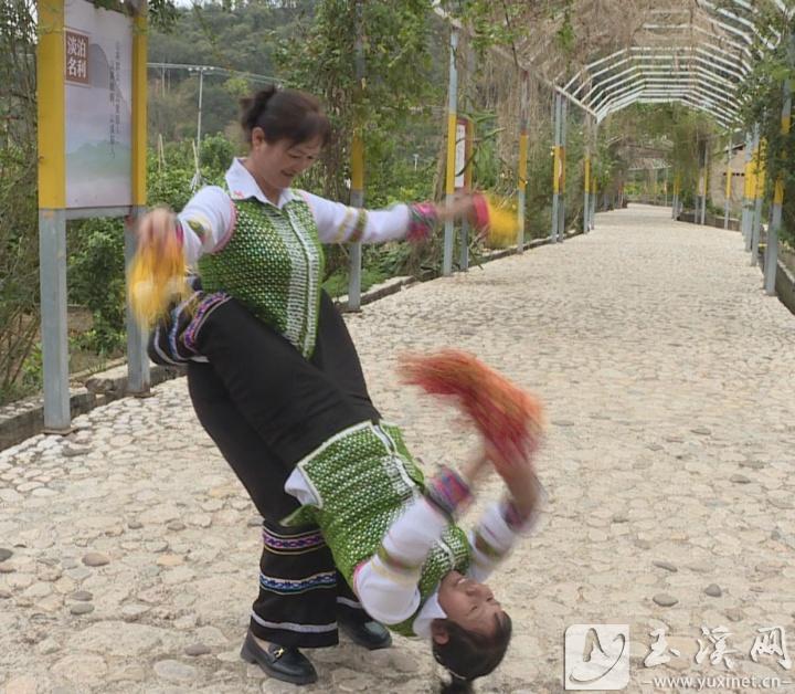架子樂舞蹈動作“倒掛金鉤”。