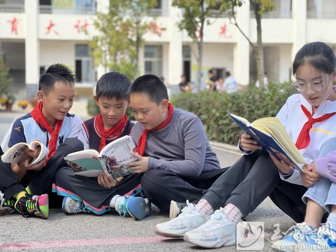 校園內(nèi)閱讀書籍蔚然成風(fēng)。 通訊員 黃振豪 攝