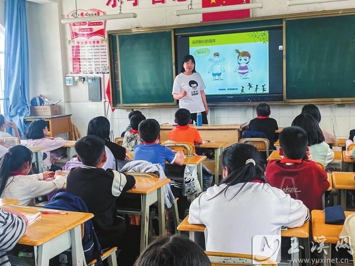 引導(dǎo)學(xué)生認(rèn)識(shí)和了解自己的身體。