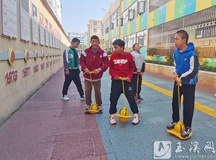 孩子們課間玩跳跳球。