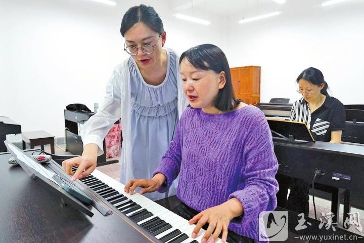 聶耳市民藝術(shù)夜校的鋼琴課。
