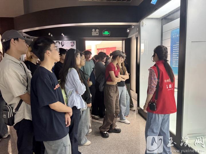 市民、游客聆聽市博物館講解員的生動(dòng)講述，感受玉溪?dú)v史的厚重與文化的深邃。