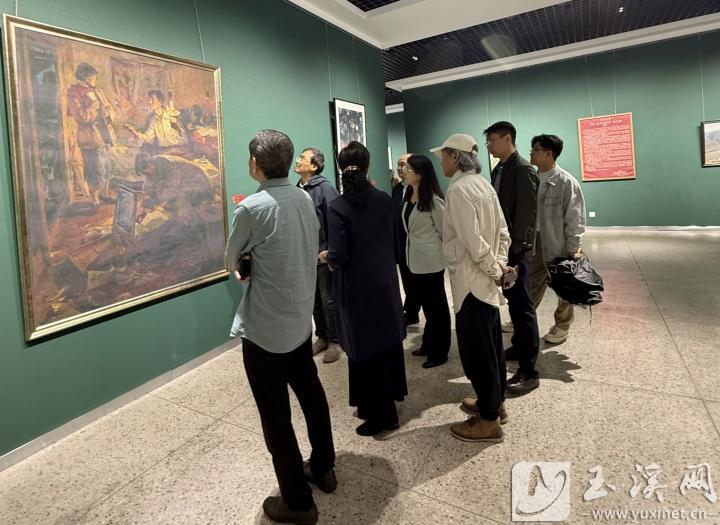 展覽現(xiàn)場(chǎng)，侯一民油畫作品《地下工作者》引來觀眾品評(píng)、欣賞。
