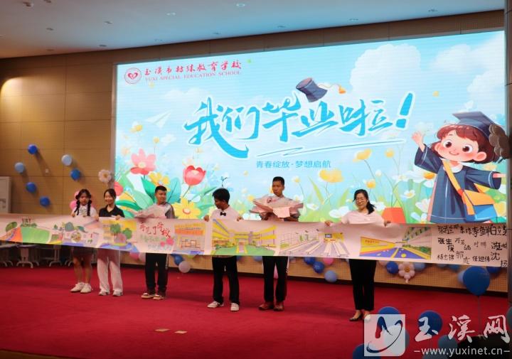 畢業(yè)生代表為學(xué)校贈(zèng)送共同繪制的長(zhǎng)卷畫作。