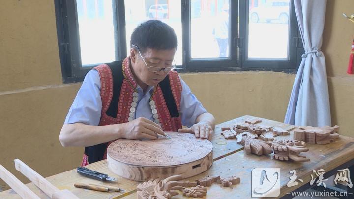 徐寶安正在制作龍頭四弦的琴箱面板。