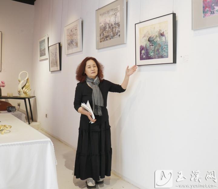 林曉燕介紹展覽作品。