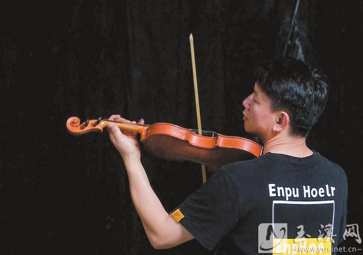 演員李彪飾演聶耳。
